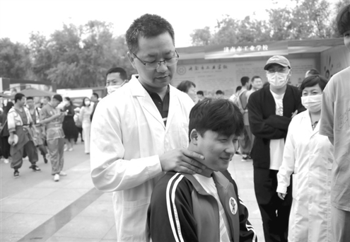济南护理职业学院展区,老师现场演示推拿按摩